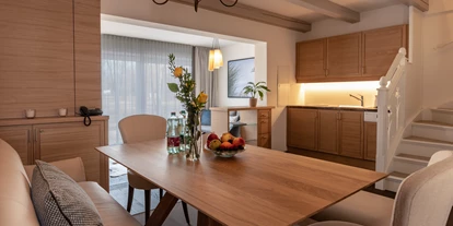 Hotels am See - Verpflegung: Frühstück - Bungalow B2 - Wohn- & Essbereich  - VILA VITA Pannonia