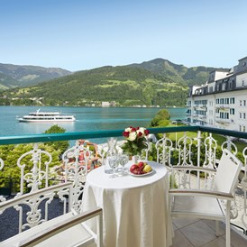 Urlaub am See: Blick auf den See vom Komfort Doppelzimmer mit Seeblick & Balkon - GRAND HOTEL ZELL AM SEE