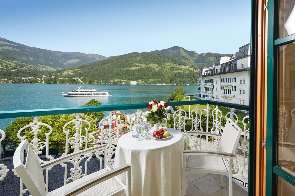 Urlaub am See: Blick auf den See vom Komfort Doppelzimmer mit Seeblick & Balkon - GRAND HOTEL ZELL AM SEE