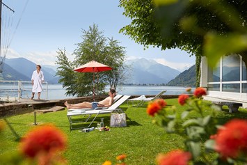Urlaub am See: Hauseigene Liegewiese - GRAND HOTEL ZELL AM SEE
