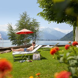 Urlaub am See: Hauseigene Liegewiese - GRAND HOTEL ZELL AM SEE