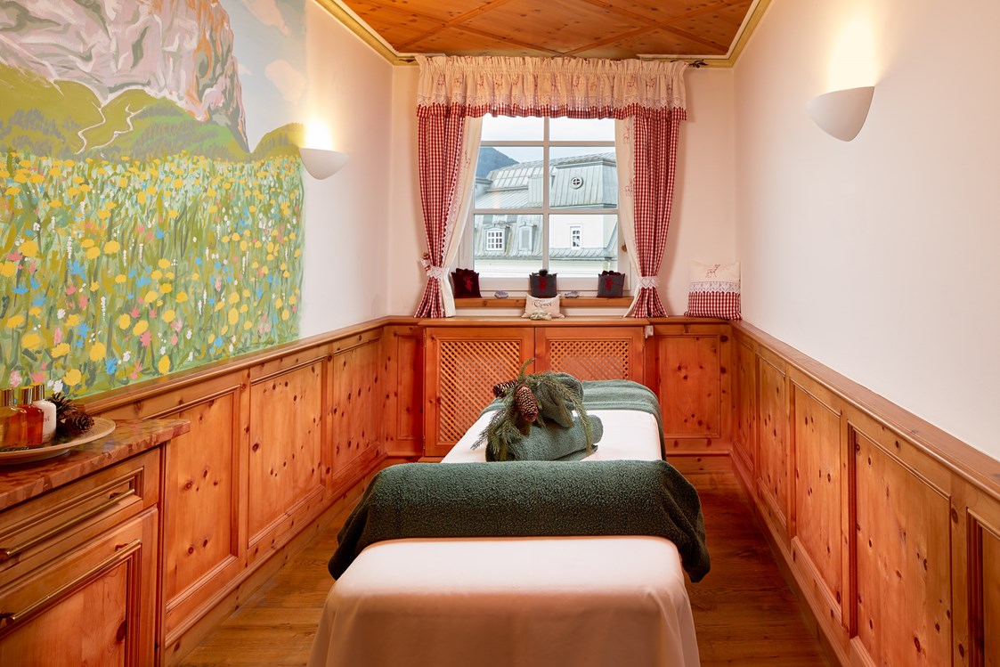 Urlaub am See: Massagekabine - GRAND HOTEL ZELL AM SEE
