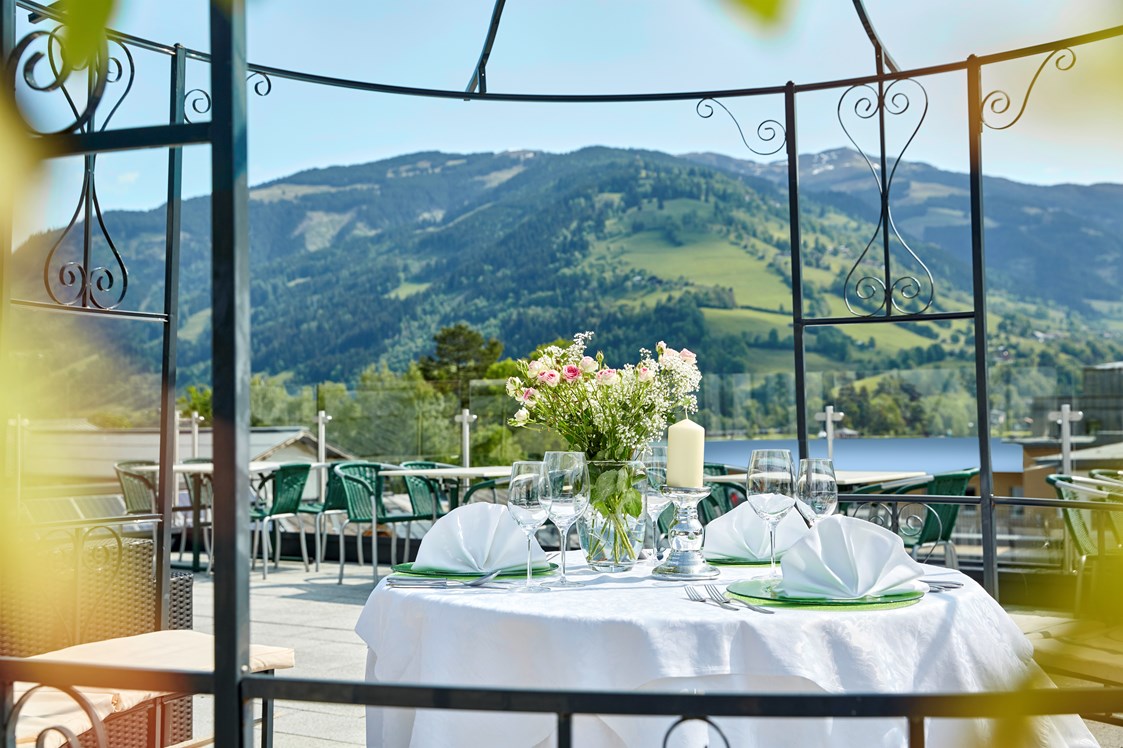 Urlaub am See: Dachterrasse / Natursolarium - RomantikHotel Zell Am See