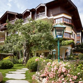 Urlaub am See: Hinteransicht Hotel / Garten - RomantikHotel Zell Am See