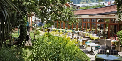 Hotels am See - Verpflegung: Frühstück - Rosengarten mit Terrasse - RomantikHotel Zell Am See