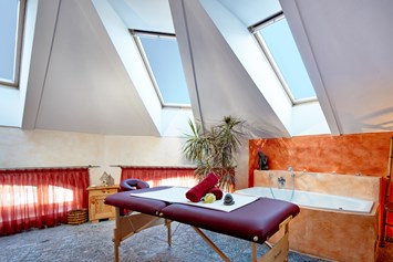 Urlaub am See: Wellnessbereich / Massage - RomantikHotel Zell Am See