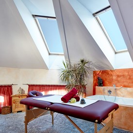 Urlaub am See: Wellnessbereich / Massage - RomantikHotel Zell Am See