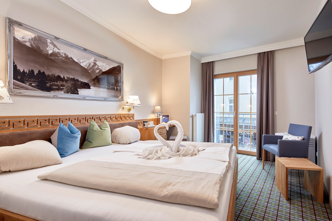 Urlaub am See: Doppelzimmer mit französischen Balkon und Klimaanlage - Hotel Fischerwirt
