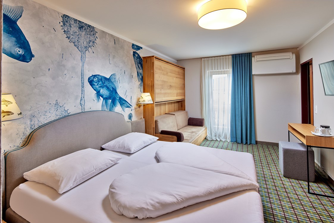 Urlaub am See: Komfortzimmer mit Balkon und Klimaanlage - Hotel Fischerwirt