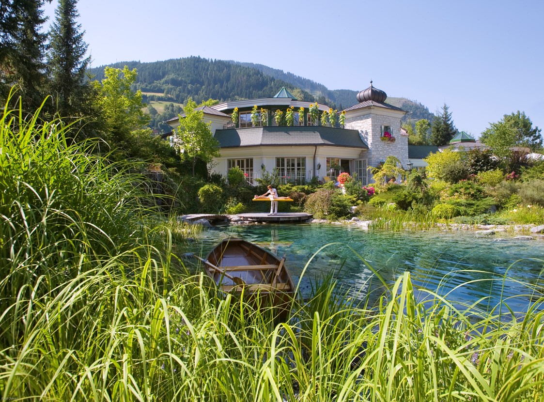 Urlaub am See: Schwimmteich - Hotel Salzburgerhof