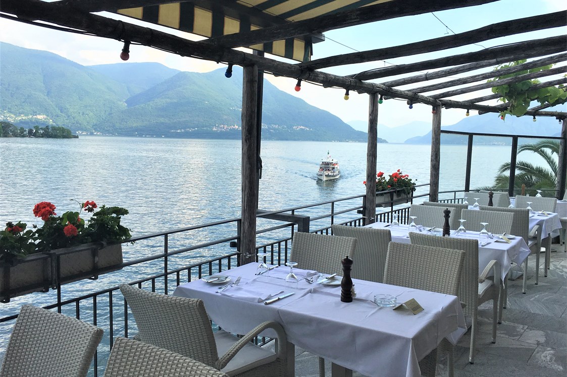 Urlaub am See: auf der schönster Seeterasse am Lago Maggiore speisen - Art Hotel Posta al lago