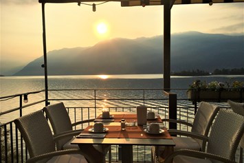 Urlaub am See: Auf unserer Seeterrasse frühstücken - Art Hotel Posta al lago