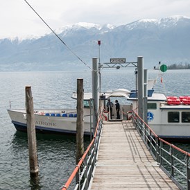 Urlaub am See: Schiffsanlegestelle vor dem Hause - Art Hotel Posta al lago