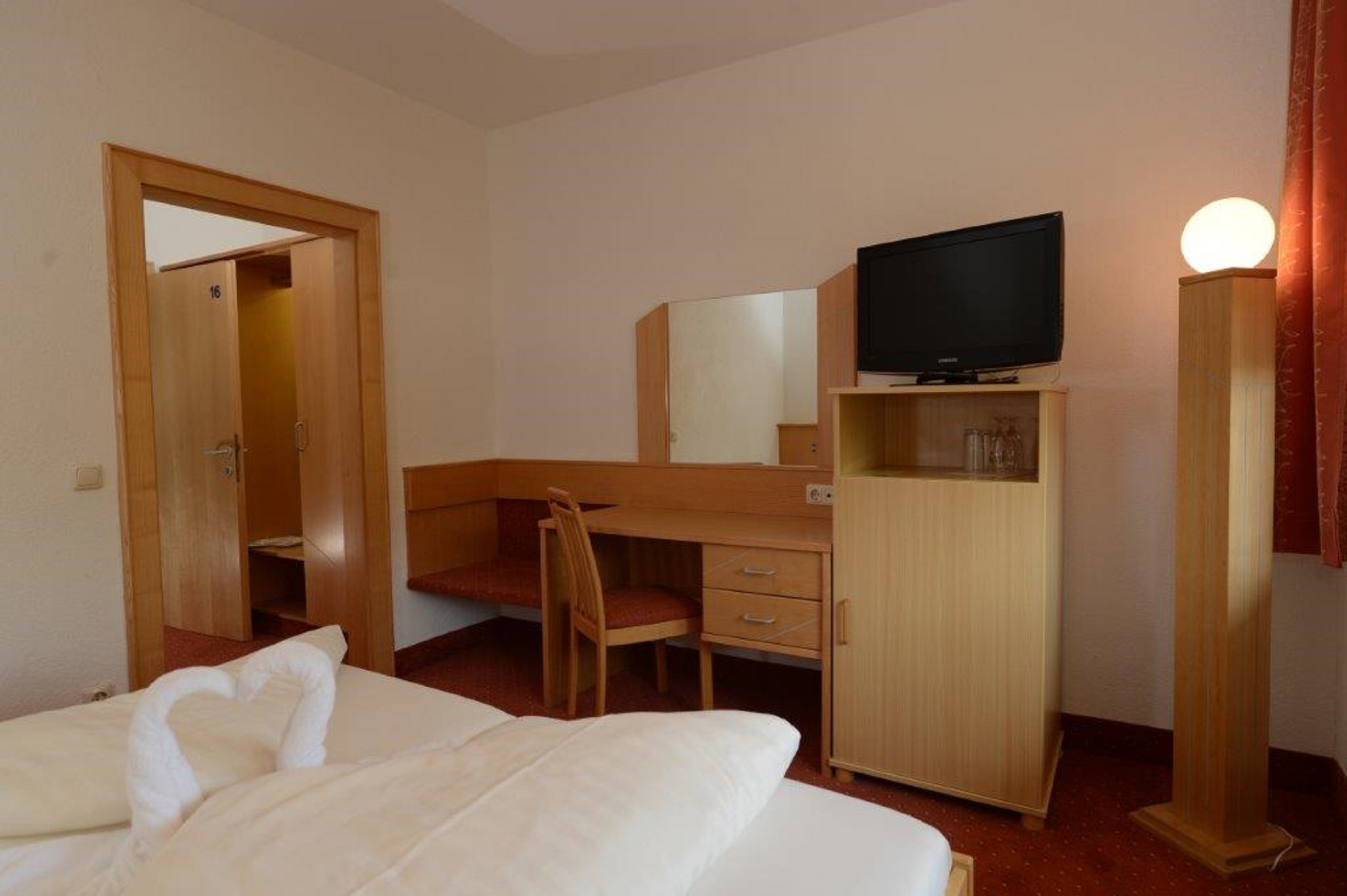 Urlaub am See: DZ -Ansicht
Zimmergröße: 20 m²
Bettengröße: 1 großes Doppelbett 
Alle DZ sind mit Balkon  mit Gartenblick Richtung westen  oder mit  Seeblick Richtung Osten, Minibar, Radio, SAT-TV- Flachbild-TV, Safe, Schreibtisch, Dusche mit WC, Haartrockner, Bademantel und  Kostenfreie Pflegeprodukte.

 - Strandhotel Faak