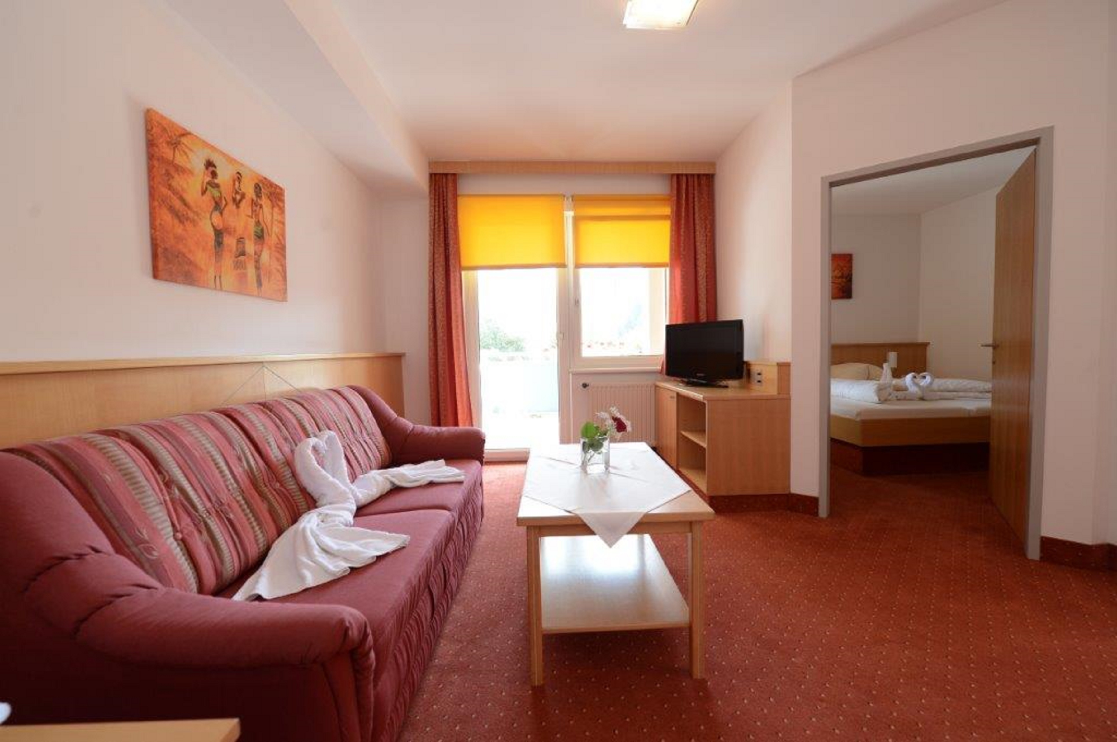 Urlaub am See: Suite Typ A 
Zimmergröße: 42 m² -Wohnschlafraum
Komfort ist hier  groß geschrieben
Die geräumigen Suiten mit Terrasse, Gartenblick  Richtung Westen  oder mit Seeblick Richtung Osten.
 - Strandhotel Faak