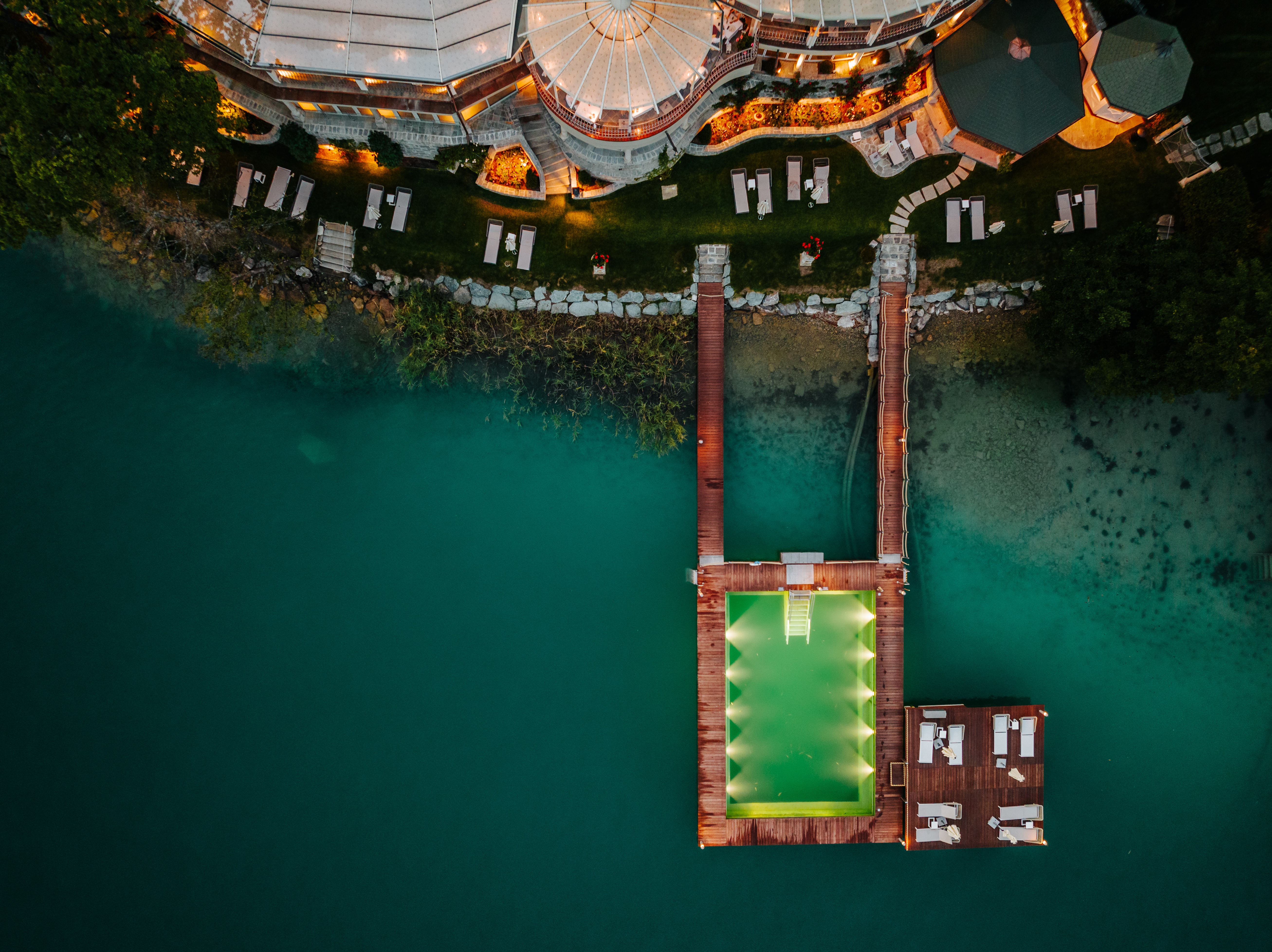 Hotels am See - Kärnten - Das Seebad von oben - Hotel Schloss Seefels