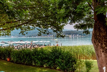 Urlaub am See: Der Schlossgarten lädt ein zum Verweilen. - Hotel Schloss Seefels