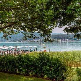 Urlaub am See: Der Schlossgarten lädt ein zum Verweilen. - Hotel Schloss Seefels