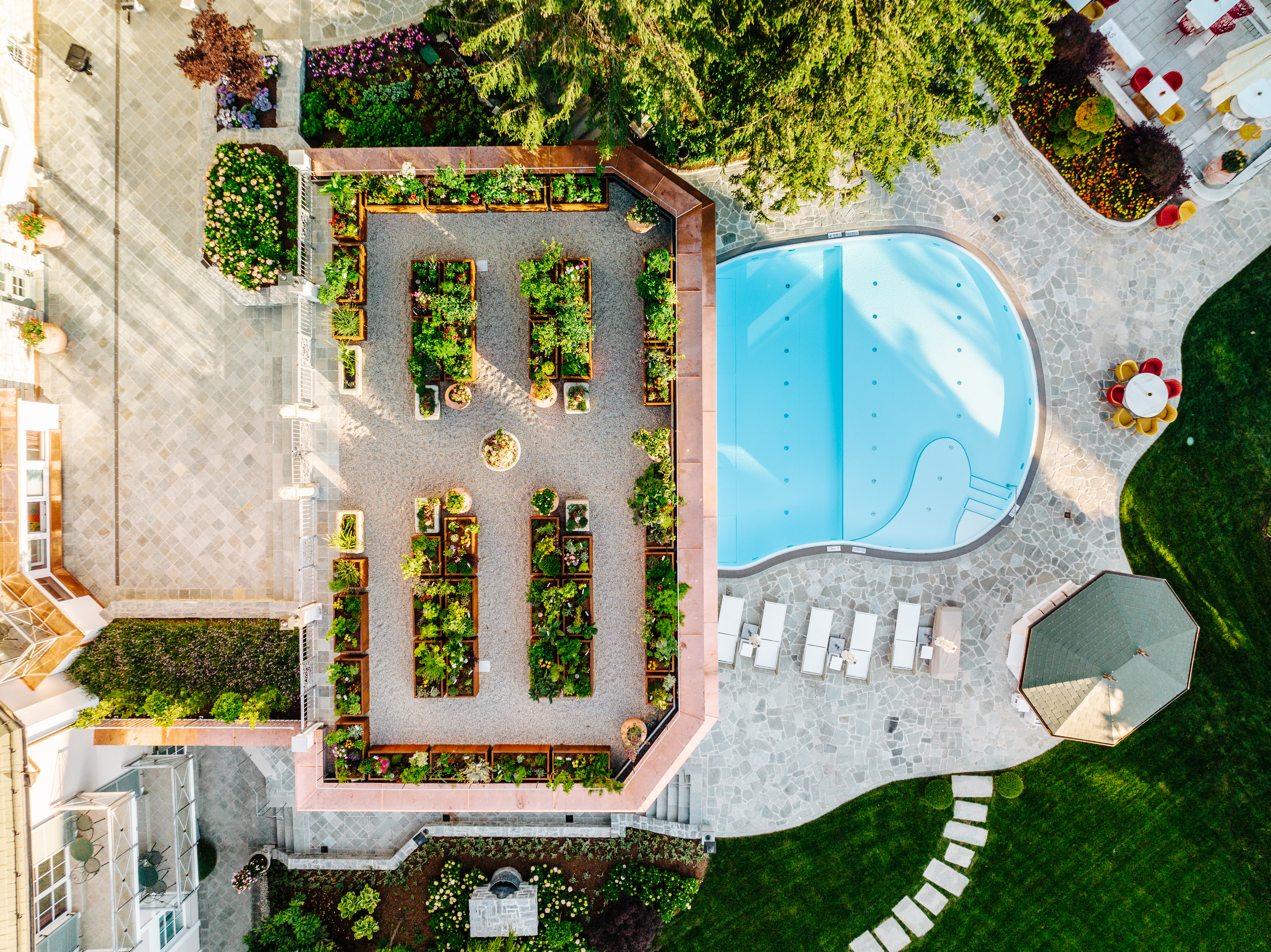 Hotels am See - Kärnten - Unser Kräutergarten fürs Auge und den Geschmack.  - Hotel Schloss Seefels