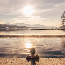 Urlaub am See: Abendstimmung beim Schwimmen im 28° beheizten Seebad.  - Hotel Schloss Seefels