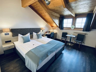 Urlaub am See: Doppelzimmer Dachgaube - Hotel Möwe am See