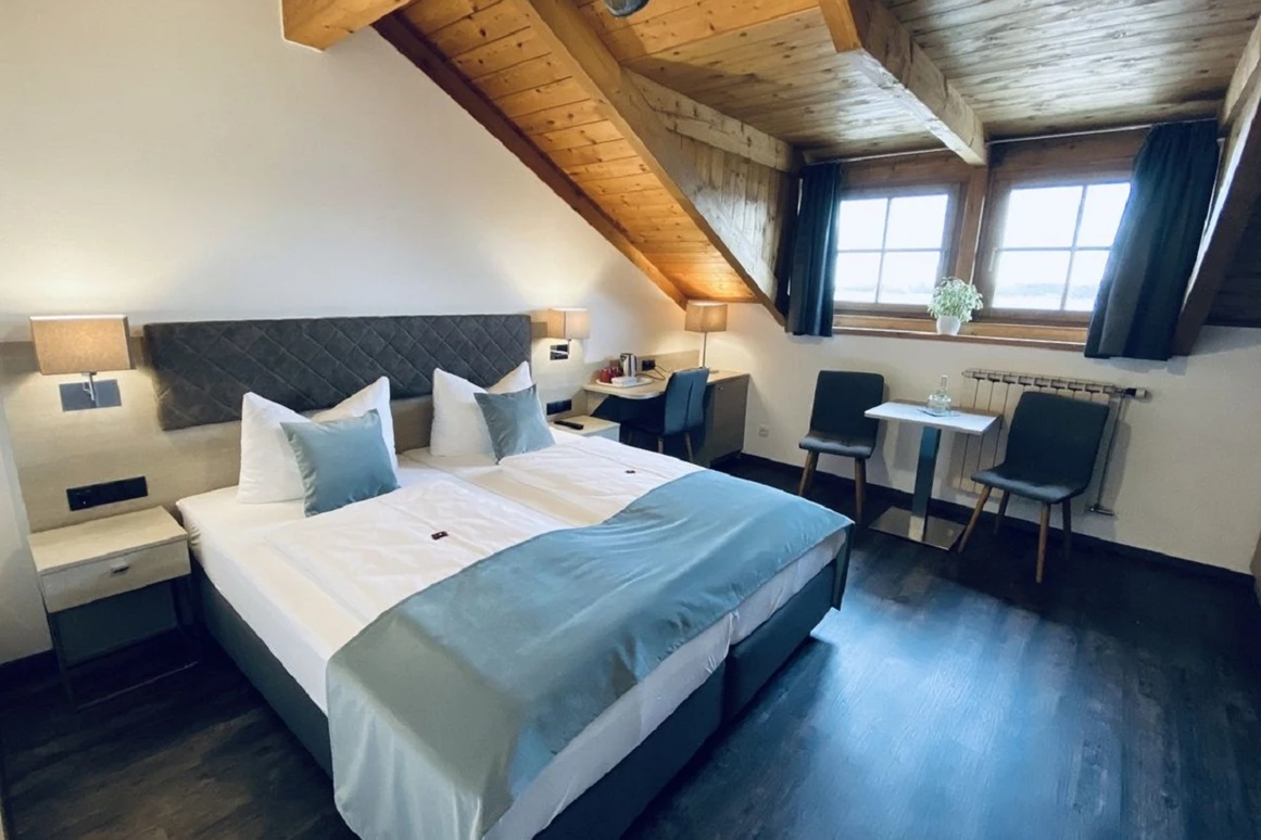 Urlaub am See: Doppelzimmer Dachgaube - Hotel Möwe am See