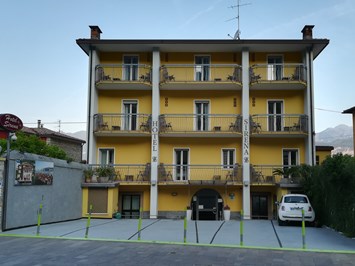 HOTEL SIRENA Zimmerkategorien Doppelzimmer mit Balkon und MonteBaldoseite