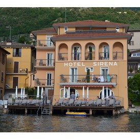 Urlaub am See: Seite von Gardasee mit Terrasse - HOTEL SIRENA