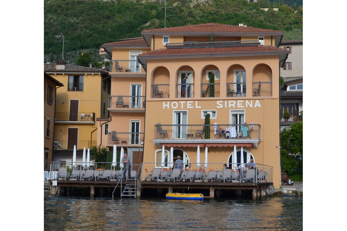 Urlaub am See: Seite von Gardasee mit Terrasse - HOTEL SIRENA