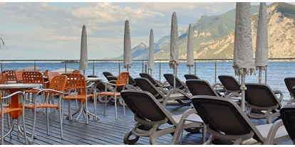 Hotels am See - Castelletto diBrenzone - Terrasse mit Liegestuhle direkt am See, mit Stühlen und Tischen für unsere Bar!  - HOTEL SIRENA