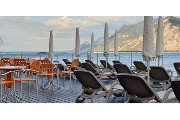 Urlaub am See: Terrasse mit Liegestuhle direkt am See, mit Stühlen und Tischen für unsere Bar!  - HOTEL SIRENA