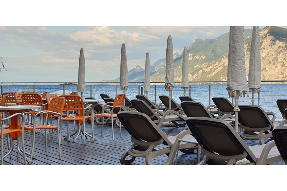 Urlaub am See: Terrasse mit Liegestuhle direkt am See, mit Stühlen und Tischen für unsere Bar!  - HOTEL SIRENA