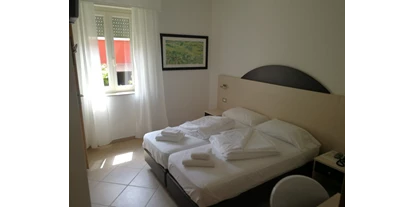 Hotels am See - Castelletto diBrenzone - Doppelzimmer mit Seite Fenster - HOTEL SIRENA