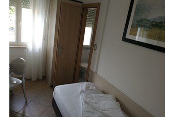 Urlaub am See: Einzelzimmer mit Seiten Fenster - HOTEL SIRENA