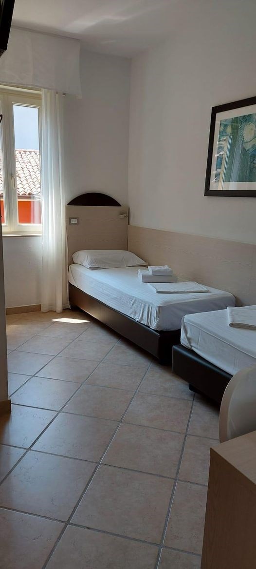 Urlaub am See: Doppelzimmer mit Kopf an Kopf Betten mit Seiten Fenster - HOTEL SIRENA