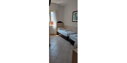 Hotels am See - Castelletto diBrenzone - Doppelzimmer mit Kopf an Kopf Betten mit Seiten Fenster - HOTEL SIRENA