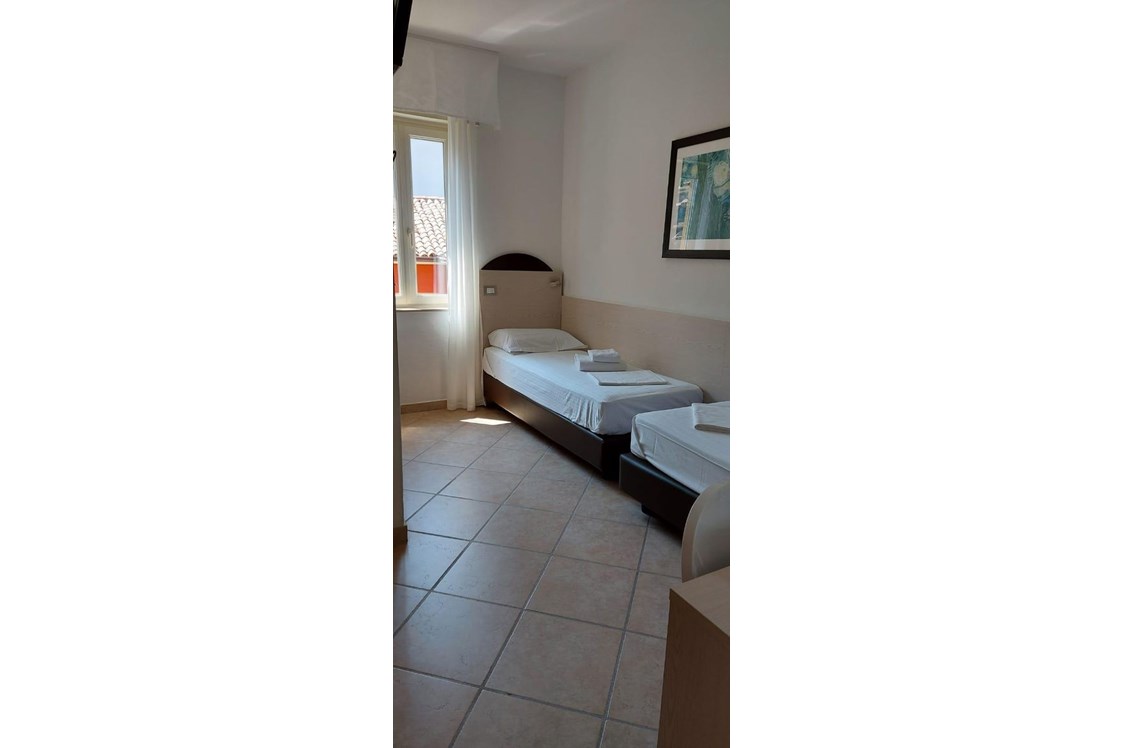 Urlaub am See: Doppelzimmer mit Kopf an Kopf Betten mit Seiten Fenster - HOTEL SIRENA