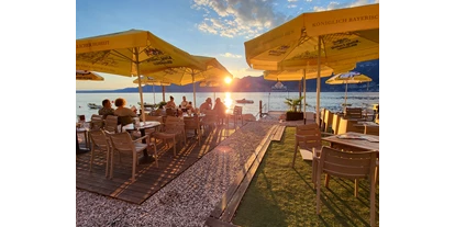 Hotels am See - Klassifizierung: 3 Sterne - Italien - Beach Bar & Strand-Restaurant
Die Beachbar Dock & Dine serviert italienische Küche, typische Gardasee Gerichte und Meeresfrüchte, die Sie mit einem erfrischenden Cocktail, Bier oder Wein kombinieren können. Genießen Sie unsere Spezialitäten und Sommergetränke beim malerischen Seeblick auf der Open-Air-Terrasse. D&D bietet eine ungezwungene Atmosphäre, die Boardshorts und Flips Flops willkommen heißen! - Taki Village
