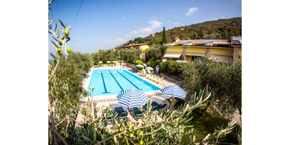 Hotels am See - Klassifizierung: 3 Sterne - Italien - Nur 100 m vom Hotel entfernt, in einer besonders ruhigen Panoramalage, eingeschlossen von einem Olivenhain mit reizvollem Blick über dem See, liegen unsere Appartements in der Natur völlig eingebettet.
Die Wohnungen teilen sich in Einzimmerwohnungen, Zweizimmerwohnungen und Dreizimmerwohnungen auf und sind für 2 bis 6 Personen ausgestattet. Jede Einheit besteht aus einer Kochnische, Wohnzimmer, Schlafraum (1 oder 2 Schlafzimmer), Badezimmer mit Du/Wc, Balkon oder Terrasse zum See, Satelliten-TV, Safe, Fön im Badezimmer, Klimaanlage (nur in Superior-Whn.), Lift, Privatparkplatz oder Garage (auf Anfrage), Reinigung auf Anfrage.
Die Anlage (besteht aus 3 Gebäuden) beinhaltet 2 Freischwimmbäder (10m x 5m und 25m x 10m) Kinderschwimmbad und Whirlpool) und ein Tennisplatz. Eine Pool Bar heitert mit Musik und Bier Ihre Urlaubslaune auf! Liegestühle und Sonnenschirme stehen zur Verfügung, Spielplatz für Kinder, Wi-Fi-Area. - Taki Village