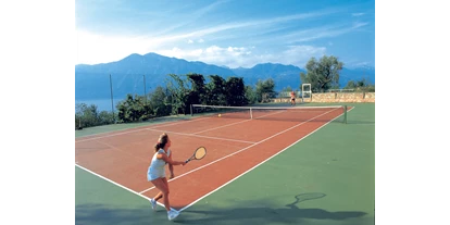 Hotels am See - Klassifizierung: 3 Sterne - Italien - Die Anlage (besteht aus 3 Gebäuden) beinhaltet 2 Freischwimmbäder (10m x 5m und 25m x 10m) Kinderschwimmbad und Whirlpool) und ein Tennisplatz. Eine Pool Bar heitert mit Musik und Bier Ihre Urlaubslaune auf! Liegestühle und Sonnenschirme stehen zur Verfügung, Spielplatz für Kinder, Wi-Fi-Area. - Taki Village