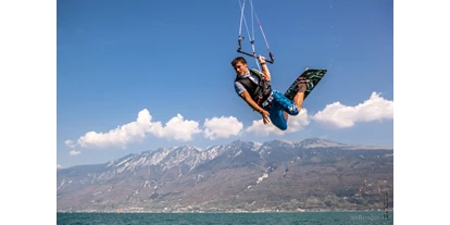 Hotels am See - Klassifizierung: 3 Sterne - Italien - In unserer Anlage direkt am Strand befindet sich die VDWS Wind- und Kitesurfschule BEEKITE. Das Team der Schule erwartet euch am Strand um diesen wunderschönen Sport zu presentieren und gibt euch die Möglichkeit ihn zu testen. Kitesurfen ist für alle Altersgruppen ab 12 Jahre geeignet. - Taki Village