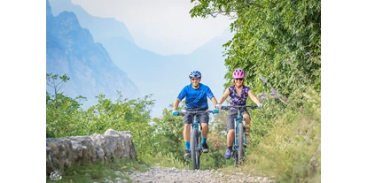 Hotels am See - Klassifizierung: 3 Sterne - Italien - Bike rental & garage
ABENTEUER UND ENTSPANNUNG FÜR IHREN URLAUB
Um Ihren Urlaub zu bereichern, bietet Taki Village einen Support-Desk für Mountainbike-Liebhaber und Leute, die mit ihrem Fahrrad in den Urlaub fahren, und stellt eine kleine, aber gut ausgestattete Garage für die Wartung und Reparatur ihres Fahrrads bereit.
VIELE WEGE - EINEN STANDORT!
Der Gardasee bietet viele Routen für Mountainbike-Liebhaber, alle mit unterschiedlichen Schwierigkeitsgraden, mehreren Pisten, unterschiedlichen Panoramen, aber alle leicht zugänglich!
AUF DER SUCHE NACH DEM ABENTEUER?
Für die Liebhaber der Bergrouten gibt es zahlreiche Möglichkeiten: Monte Baldo, Monte Stivo, Monte Brione und auch das Alto Garda Bresciano oder Monte Bondone Gebiet. Jeder bietet mehrere Strecken, damit Sie einen oder mehrere Tage voller Spaß in der Natur verbringen können!
Hier einige Beispiele:
Monte Baldo Naturpark
Luppia-Crero:
length 30km, height difference 817mt, max slope 18%
Val del Diaol (Downhill):
climb 8km, descent 4,6km, height difference 850mt, needed protections
Coast Trail (Downhill):
climb 10km, descent 7km, height difference 970mt, max slope 17%
Campiano-Monte Fubia:
lenght 18km, height difference 550mt, max slope 20%
Punta Veleno:
length 51km, height difference 1837mt, max slope 20%
Campo di Brenzone:
length 37km, height difference 380mt, max slope 21%
Monte Stivo
S.Barbara Monte Velo Freeride (Downhill)
length 21km, height difference 1072mt, max slope 14%
Malga Zanga - Monte Creino
length 39km, height difference 1233mt, max slope 15%
Bordala
length 48km, height difference 1684mt, max slope 14%
Riva-Arco Area
Riva-Arco Ring + Mount Brione
length 42km, height difference 1062mt, max slope 19%
Laghel-Bagatoli
length 27km, height difference 392mt
Malga Grassi
length 43km, height difference 1075mt, max slope 14%
San Giovanni al Monte
length 40km, height difference 1178mt, max slope 17%
Für weniger unerschrockene Menschen, die jedoch einen anderen Tag am Gardasee verbringen möchten, indem sie Sport treiben und auf der Suche nach schönen Aussichtspunkten sind, bieten das Sarca-Tal, das Etschtal und die Gegend von Arco-Riva besondere Radwege.
Hier einige Beispiele:
Sarca Valley Cycling Route
easy track, 26km, mean slope 1%, max slope 20%
Adige Valley Cycling Route
easy track, 80km, mean slope 1%, max slope 20%
Ledro Valley Cycling Route
easy track, 18km, mean slope 5%, max slope 28%
Ponale (Riva-Ledro) Cycling Route
easy track, 13km, mean slope 5%, max slope 20% - Taki Village