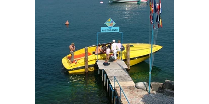 Hotels am See - Klassifizierung: 3 Sterne - Italien - - 7 Mooringbojen (zu reservieren)
- Bootsanlegesteg direkt am Privatstrand
- Bootskran und Slipanlage im naheliegenden Jacht-Club
- Geschlossener privater Stellplatz am See für Boote und Trailer
- Strandfeeling am großen abgegrenzten Privatstrand mit Beachbar
- Gourmet-Restaurant mit Terrassentischen und herrlichem Blick auf dem See
- Winterstellplatz für Boote mit Trailer im privaten Gelände (Bootsanhänger 
- Abschleppdienst zum Winterliegeplatz) - Taki Village