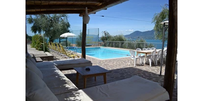 Hotels am See - Klassifizierung: 3 Sterne - Italien - Der kleinere Pool misst 10 x 5 Meter und kennzeichnet den Poolbarbereich, in dem wir in den heißesten Sommermonaten Musikabende und Grillabende für unsere Gäste organisieren. Die Poolbar Area umfasst auch einen synthetischen Tennisplatz und einen Spielbereich für Kinder. - Taki Village