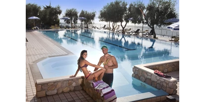 Hotels am See - Klassifizierung: 3 Sterne - Italien - Der größte Pool ist 25 x 10 Meter groß und von einem großen, gefliesten Sonnendeck und einer teilweise mit Olivenbäumen bepflanzten Grünfläche umgeben. Für die Kleinen gibt es ein spezielles verbundenes Kinderbecken neben dem Whirlpool. - Taki Village