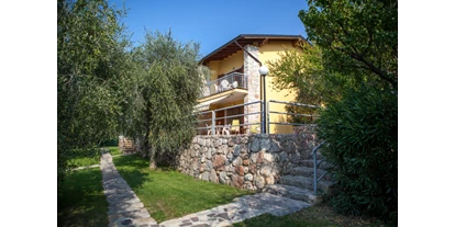 Hotels am See - Klassifizierung: 3 Sterne - Italien - Nur 100 m vom Hotel entfernt, in einer besonders ruhigen Panoramalage, eingeschlossen von einem Olivenhain mit reizvollem Blick über dem See, liegen unsere Appartements in der Natur völlig eingebettet. - Taki Village