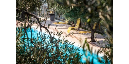 Hotels am See - Klassifizierung: 3 Sterne - Italien - Die Außenpools: verborgen & diskret!
Die beiden Außenpools befinden sich im Herzen unseres großen Olivenhainparks und vor neugierigen Blicken geschützt. Sie bieten große Grünflächen und Panoramaterrassen, auf denen Sie in der Sonne liegen und sich in völliger Ruhe entspannen können. - Taki Village
