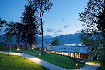Urlaub am See: Alpenchalets außen - Hotel DAS TEGERNSEE