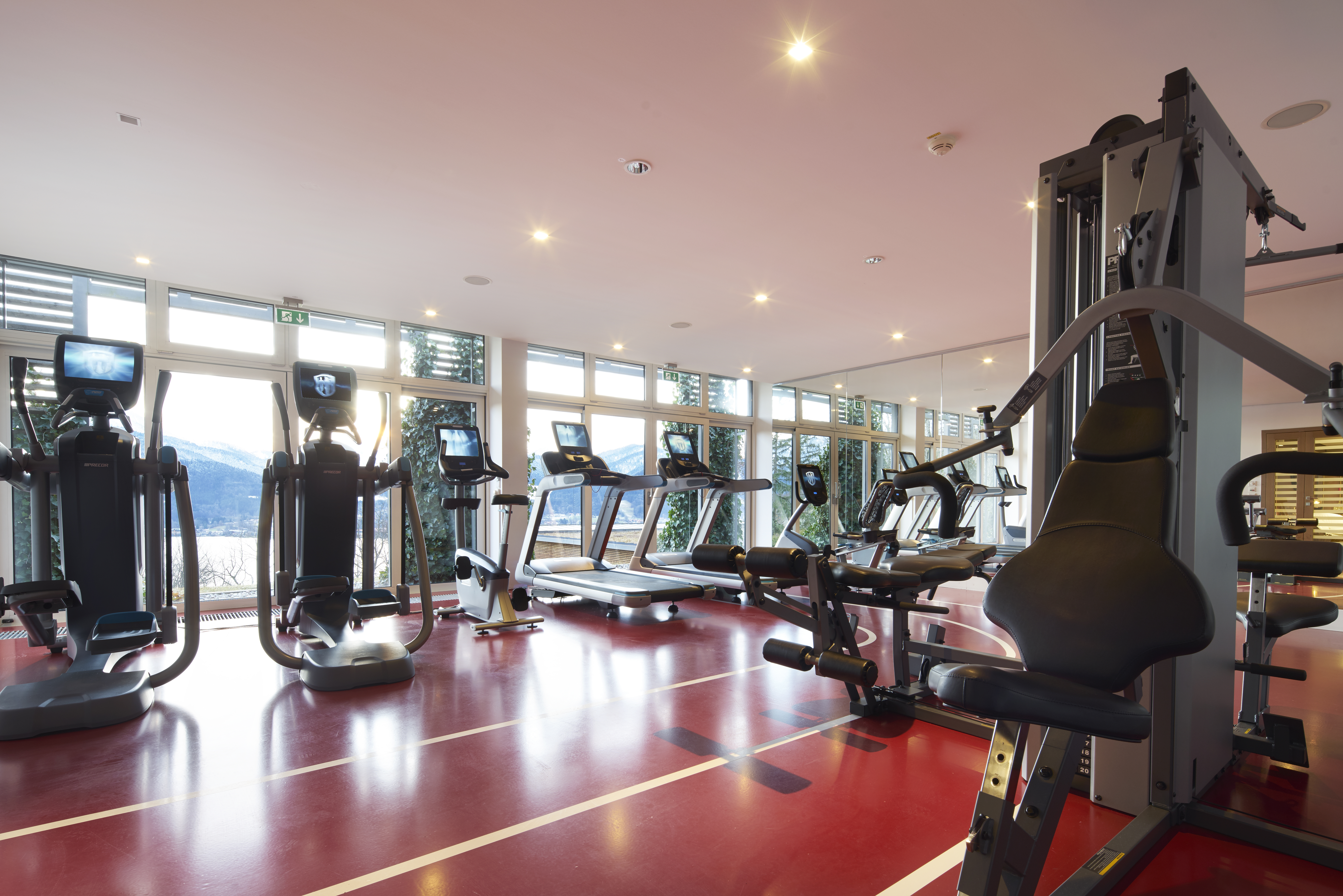 Urlaub am See: Fitnessraum - Hotel DAS TEGERNSEE