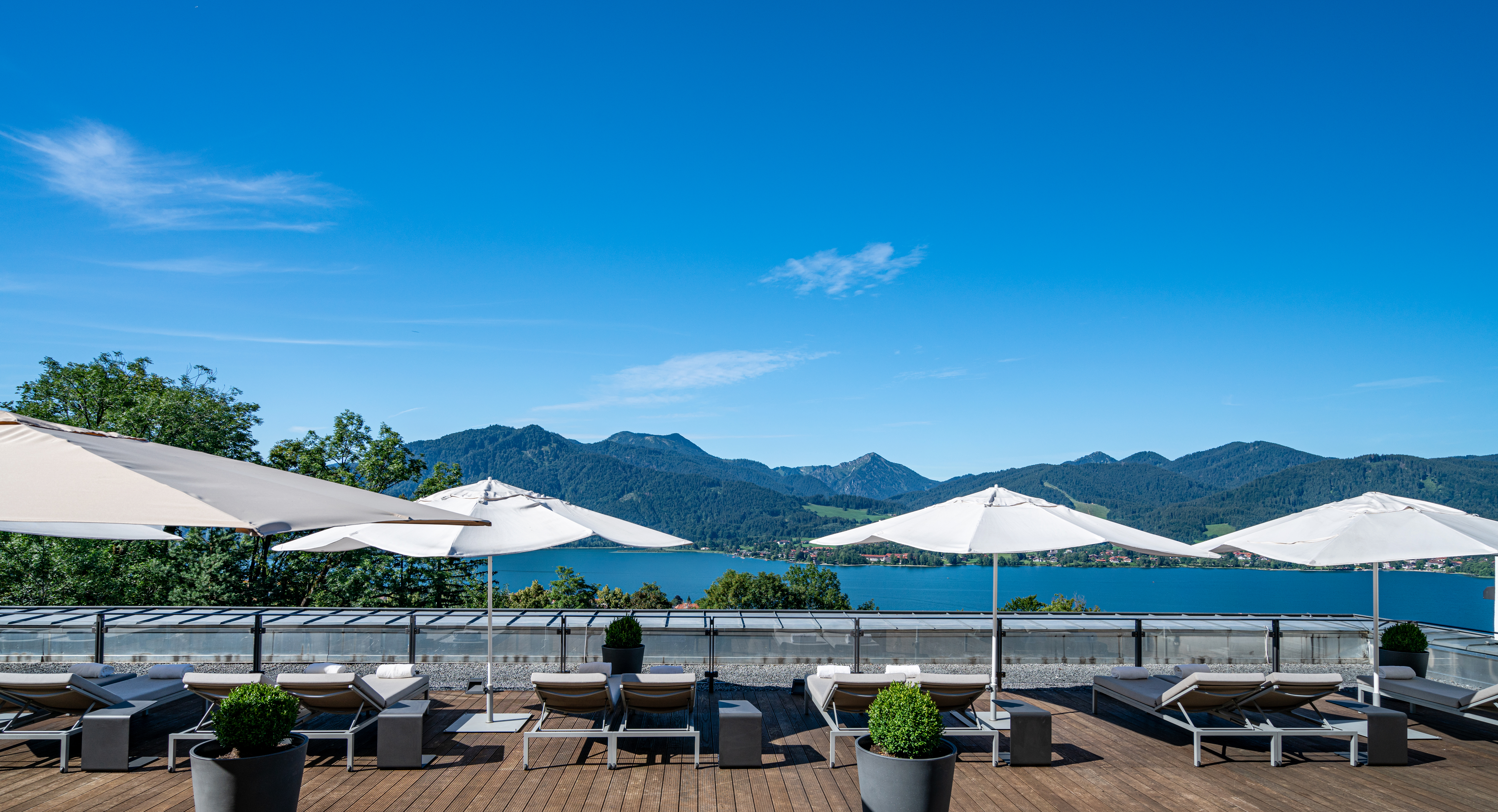 Urlaub am See: Sonnenterrasse - Hotel DAS TEGERNSEE